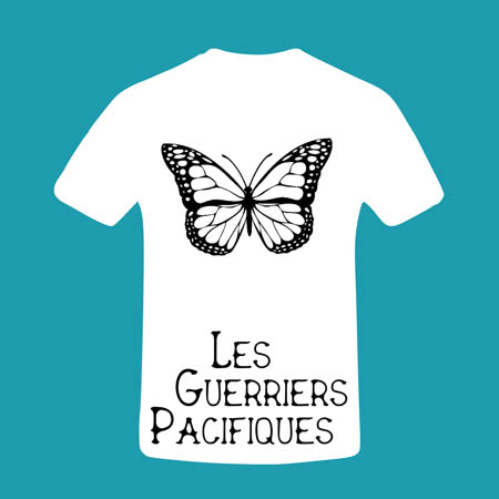 Logo des Guerriers Pacifiques avec un papillon noir sur un T-shirt blanc réprésenté sur un fond bleu